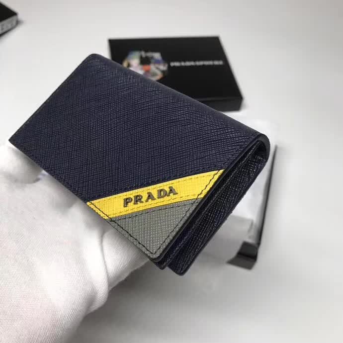 【原版皮】普拉达/Prada 男士卡包，选用十字纹牛皮裁制而成，版型立挺，精湛走线均匀整齐，油边顺滑，做工精致如图可见，款号：2MC122