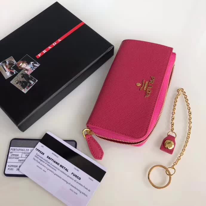 【原版皮】普拉达/Prada 钥匙包，车钥匙包，选用十字纹小牛皮裁制而成，点缀金色散字唛，简单实用，男女通用款，款号：1PP026