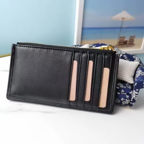 【原版皮】缪缪/Miu Miu 拉链钱夹，采用小羊皮材质精心裁制而成，Matelasse花纹图案，内里标识烫字，款号：5MB00