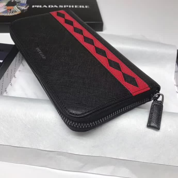 【原版皮】普拉达/Prada 拉链钱夹，选用十字纹牛皮裁制而成，饰以菱形拼色，精湛走线均匀整齐，油边顺滑，款号：2ML317