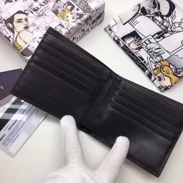 【原版皮】普拉达/Prada 短款钱夹，选用十字纹牛皮裁制而成，饰以黑色经典丝印徽标，风格优雅简约，款号：2M0513