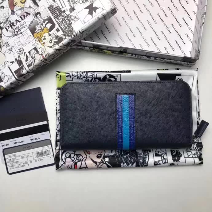 【原版皮】普拉达/Prada 拉链钱夹，选用十字纹小牛皮镶嵌彩带鳄鱼纹裁制而成，经典之作，简单时尚，款号：2ML317