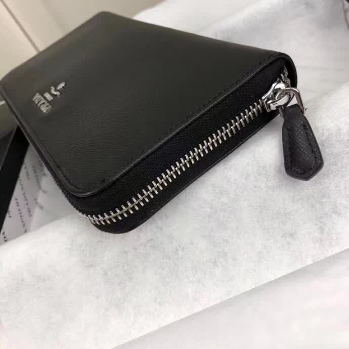 【原版皮】普拉达/Prada 拉链钱夹，选用十字纹小牛皮裁制而成，正面点缀银色散字徽标，尽显高档时尚，低调而又奢华，款号：1ML506