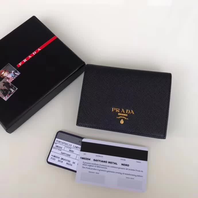 【原版皮】普拉达/Prada 短款钱夹，选用十字纹小牛皮裁制而成，点缀金色散字唛徽标，简单实用，提升个人品味的一款，款号：1M0204