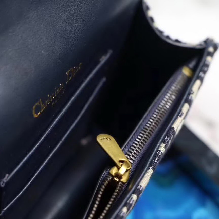 【原版皮】迪奥/Dior 马鞍腰包，选用Oblique提花帆布搭配同色系牛皮皮革裁制而成，搭配腰带，设计感十足，好用又时髦就属它