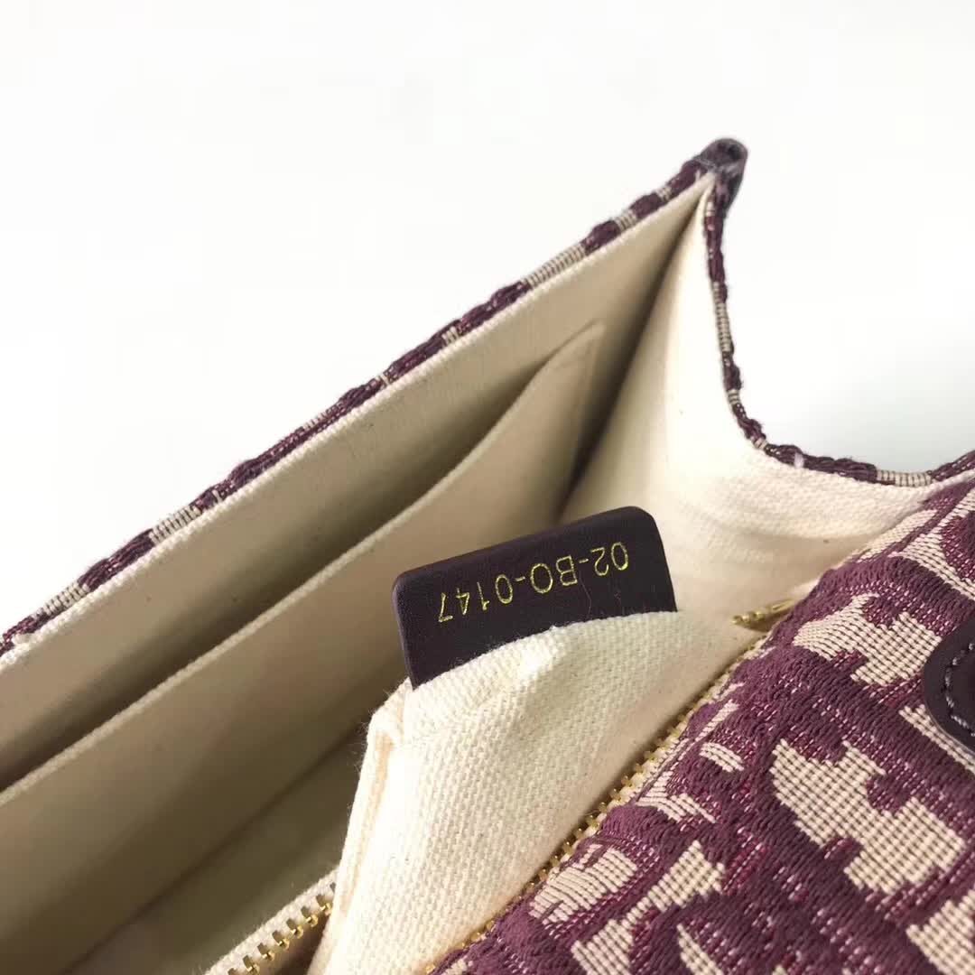 【原版皮】迪奥/Dior 链条包，选用Oblique提花帆布搭配同色系牛皮皮革裁制而成，饰以不规则珠片，很有年代感，搭配链条肩带，真是perfect