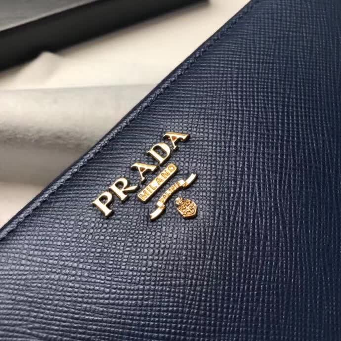 【原版皮】普拉达/Prada 拉链钱夹，选用十字纹小牛皮裁制而成，正面点缀金色散字徽标，尽显高档时尚，低调而又奢华，款号：1ML506