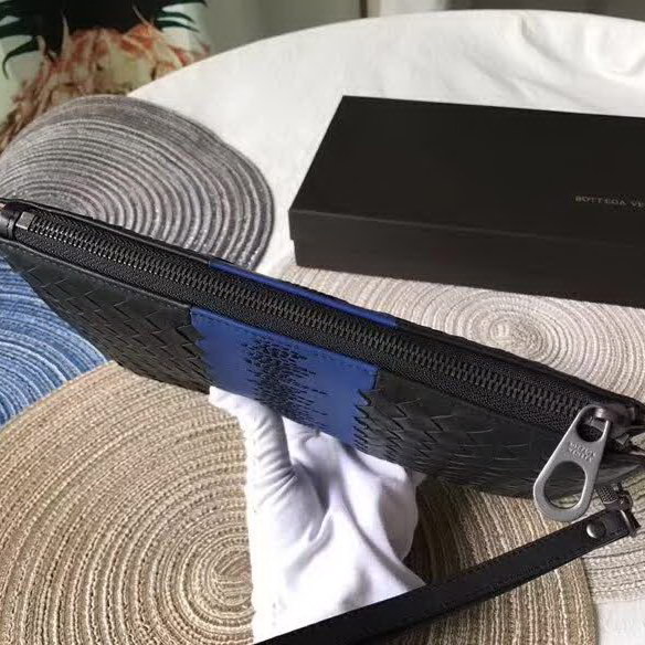 【原版皮】宝缇嘉/Bottega Veneta 手包，经典爆款，选用打蜡牛皮裁制而成，点缀刺绣格纹图案，款号：30629