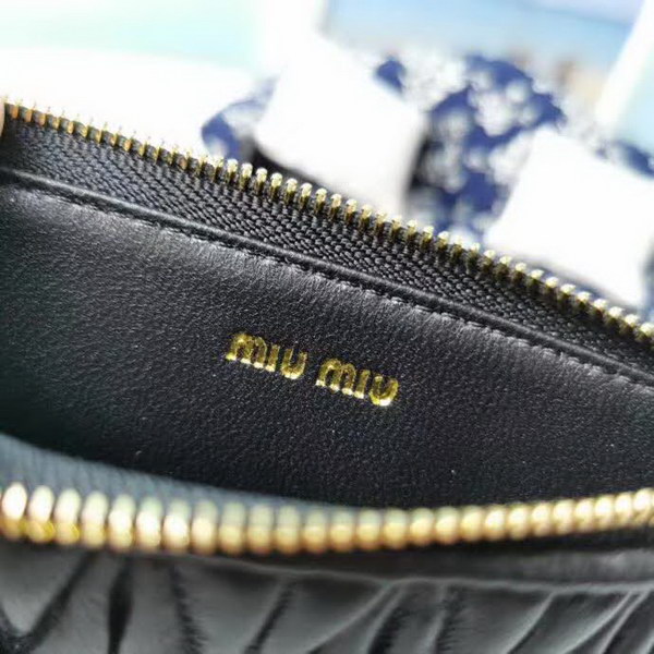 【原版皮】缪缪/Miu Miu 拉链钱夹，采用小羊皮材质精心裁制而成，Matelasse花纹图案，内里标识烫字，款号：5MB00