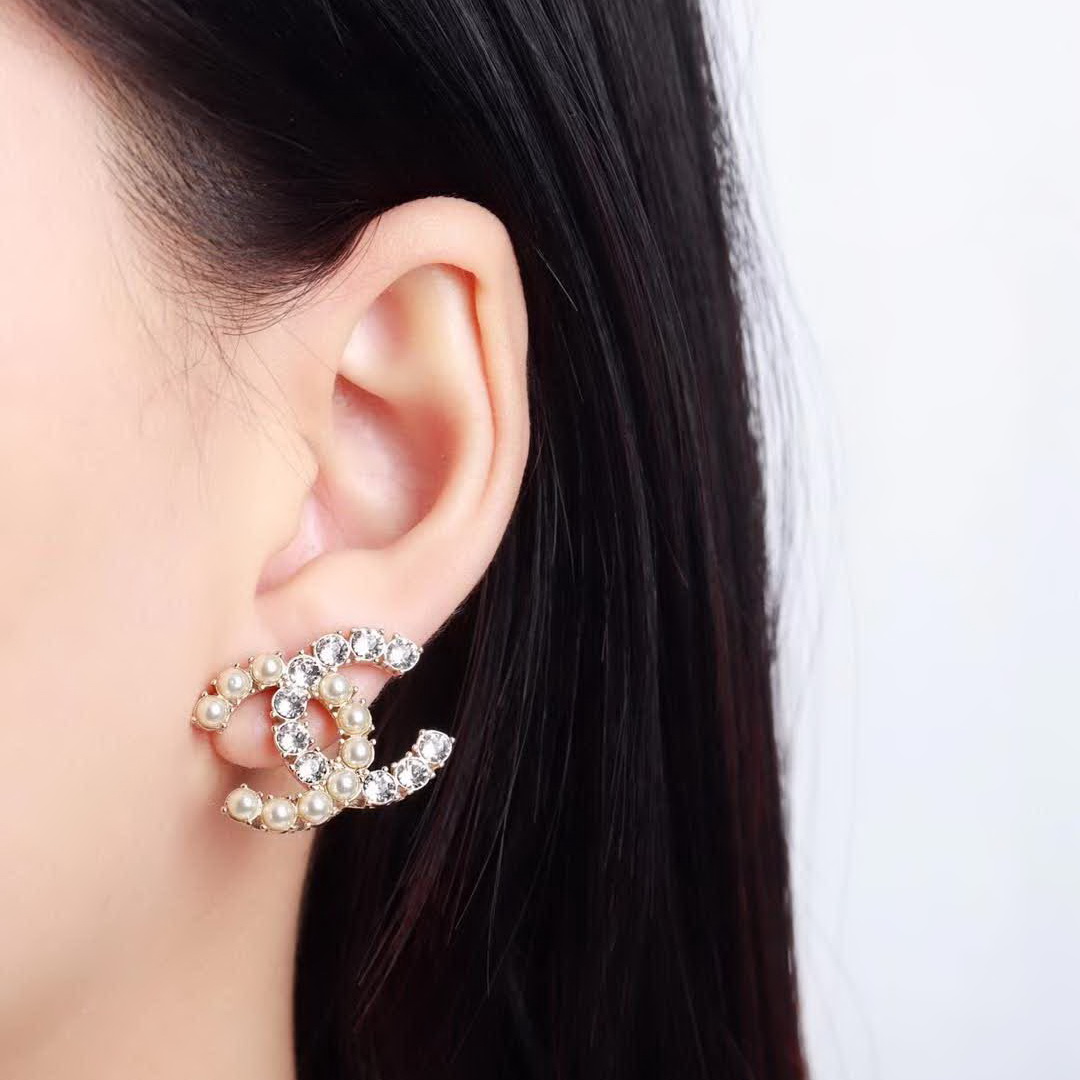 20秋季最新专柜款-Chanel经典款珍珠耳钉，细节满满的一款，以及背面五金的细腻，完美