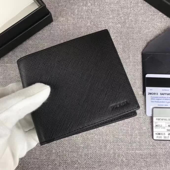 【原版皮】普拉达/Prada 短款钱夹，选用十字纹小牛皮裁制而成，边角热压印字母标识，精湛走线均匀整齐，做工精湛，款号：2M0513
