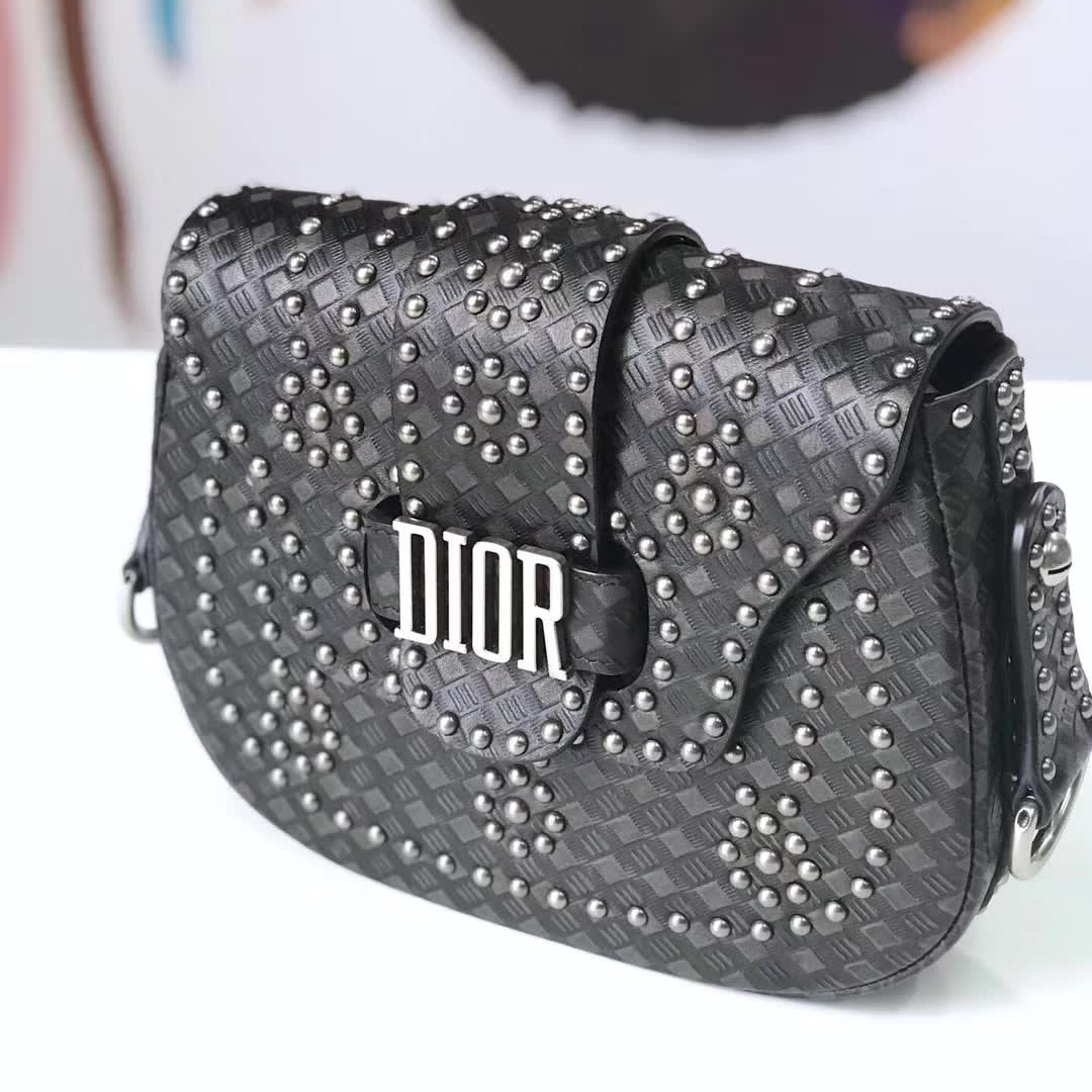 【原版皮】迪奥/Dior 肩背包，选用编织纹小牛皮裁制而成，缀以铆钉设计，搭配宽肩带更有特色，真的特别好看，款号：M6501