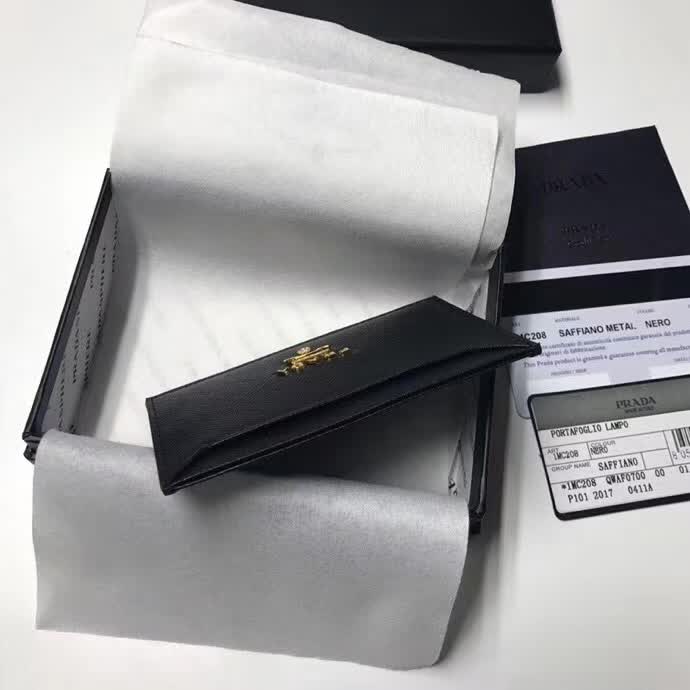 【原版皮】普拉达/Prada 卡包，选用十字纹牛皮裁制而成，精湛走线均匀整齐，油边顺滑，做工精致如图可见，款号：1MC208