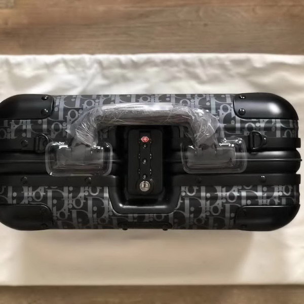 迪奥Dior X 日默瓦/RiMoWa 独家定制款化妆箱，汇集艺术,时尚与设计，领先时装周发售，体现精湛的手工匠艺和专业技术