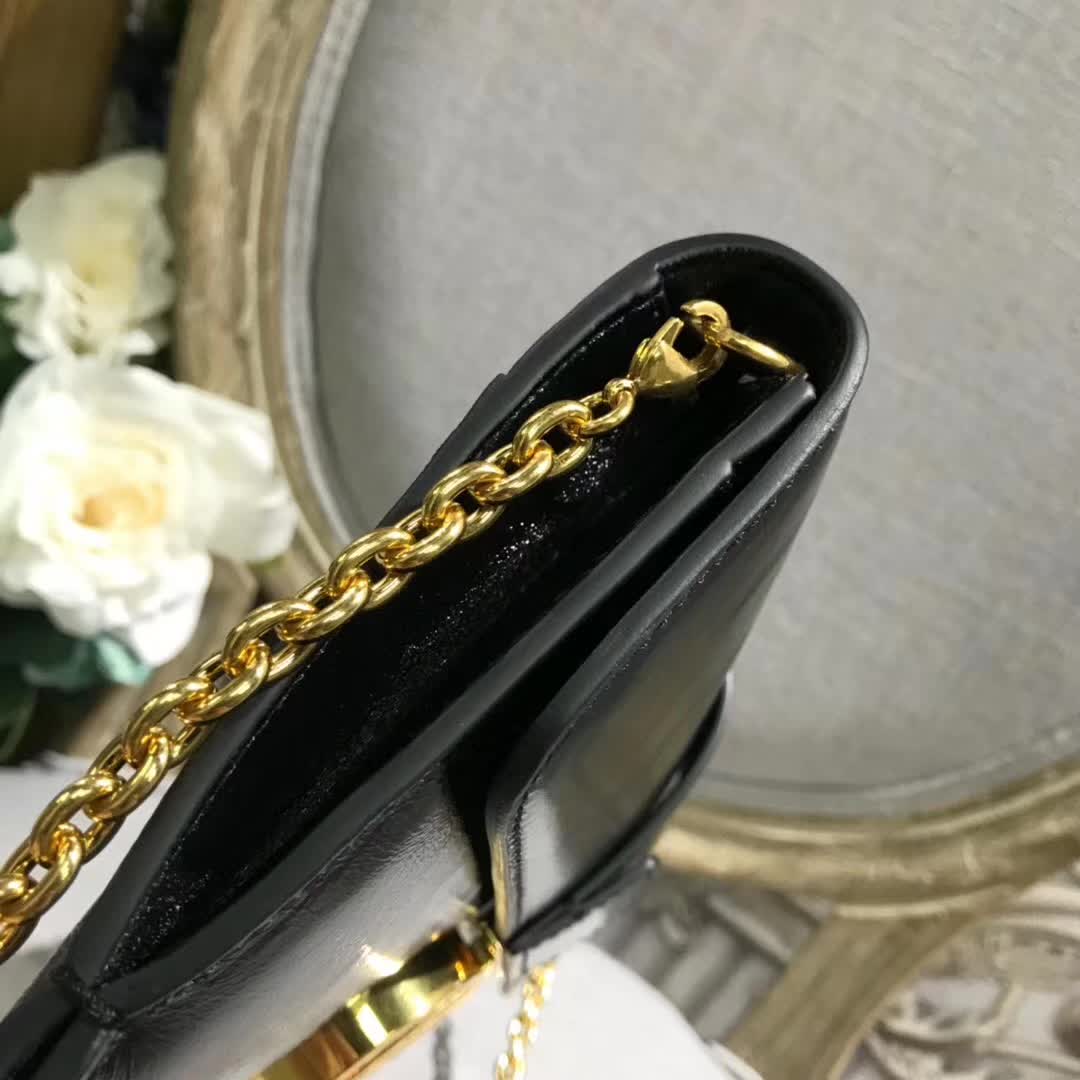 【原版皮】迪奥/Dior 30 Montaigne链条包，选用裂纹亮皮牛皮裁制而成，饰以标志性“CD”字母锁扣，款号：M5683