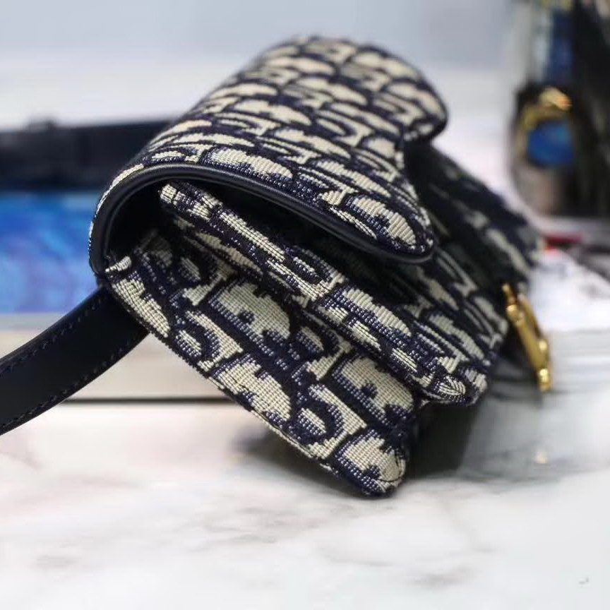 【原版皮】迪奥/Dior 马鞍腰包，选用Oblique提花帆布搭配同色系牛皮皮革裁制而成，搭配腰带，设计感十足，好用又时髦就属它