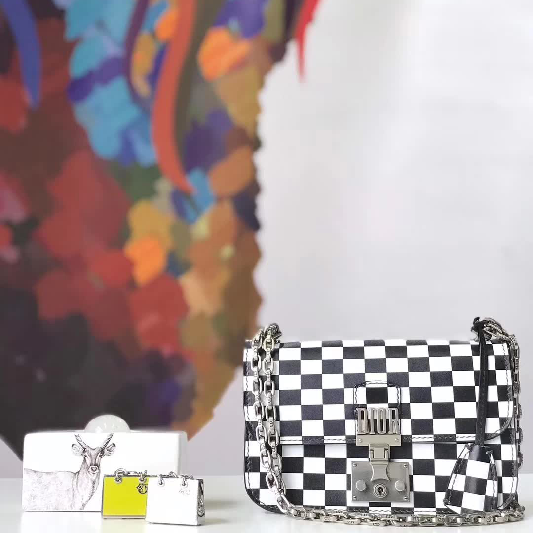 【原版皮】迪奥/Dior 链条包，黑白格之间的搭配，显得这个包格外有特色，饰以精致又摩登复古品牌标识锁扣，很有年代感，搭配链条肩带，真是perfect，款号：M5816