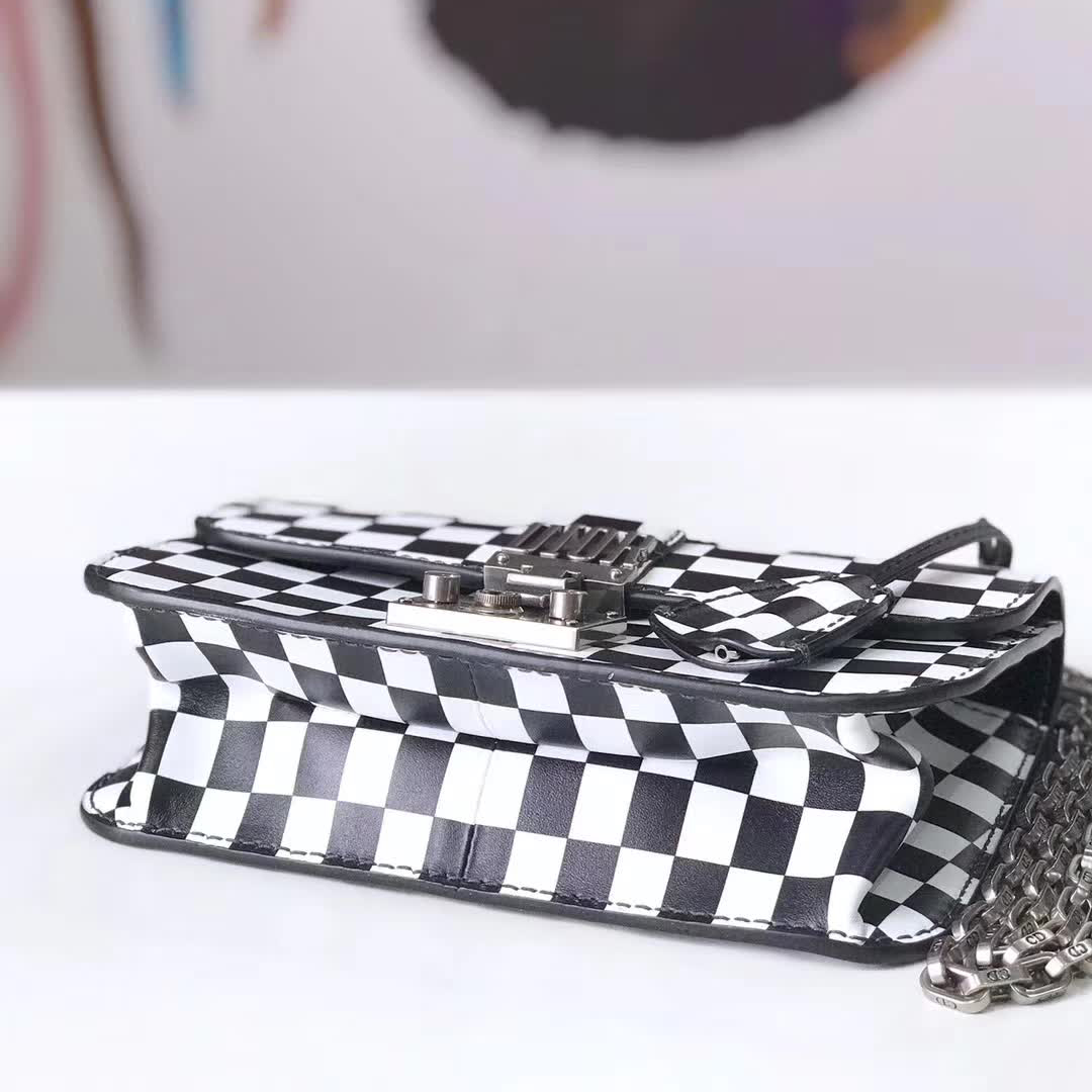 【原版皮】迪奥/Dior 链条包，黑白格之间的搭配，显得这个包格外有特色，饰以精致又摩登复古品牌标识锁扣，很有年代感，搭配链条肩带，真是perfect，款号：M5816