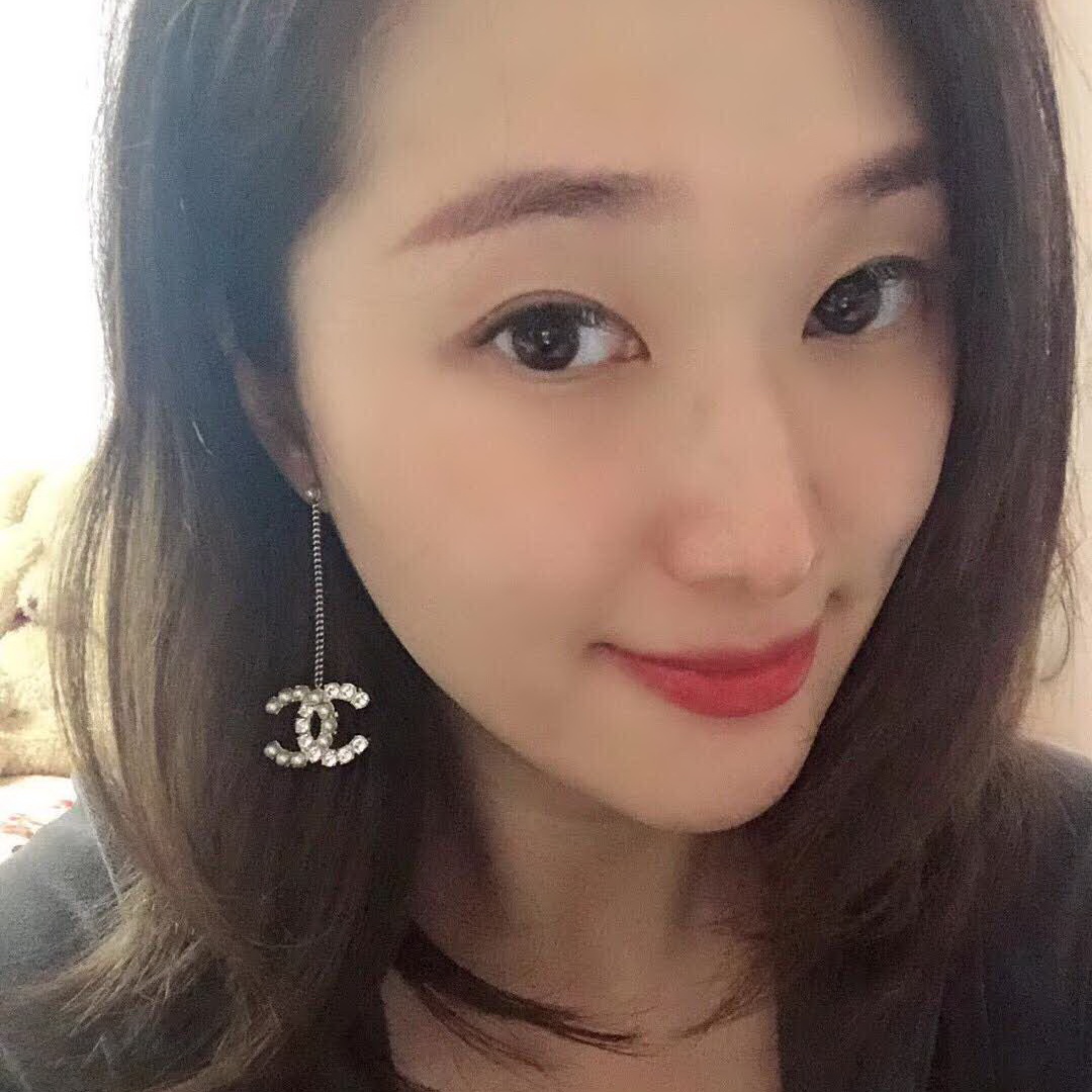 20秋季最新专柜款-Chanel经典款珍珠耳钉，细节满满的一款，以及背面五金的细腻，完美