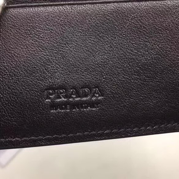 【原版皮】普拉达/Prada 短款钱夹，选用十字纹牛皮裁制而成，饰以黑色经典丝印徽标，风格优雅简约，款号：2M0513
