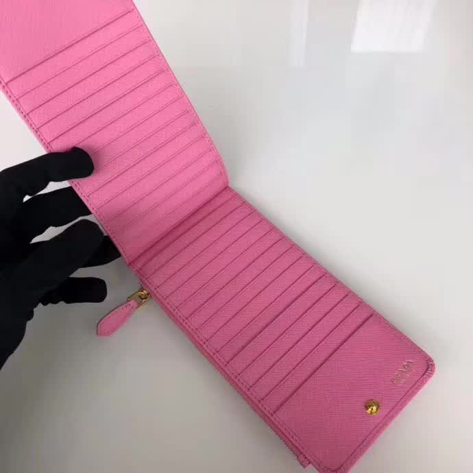 【原版皮】普拉达/Prada 卡包，男女通用款，选用十字纹牛皮裁制而成，点缀金色散字唛徽标，超大容量