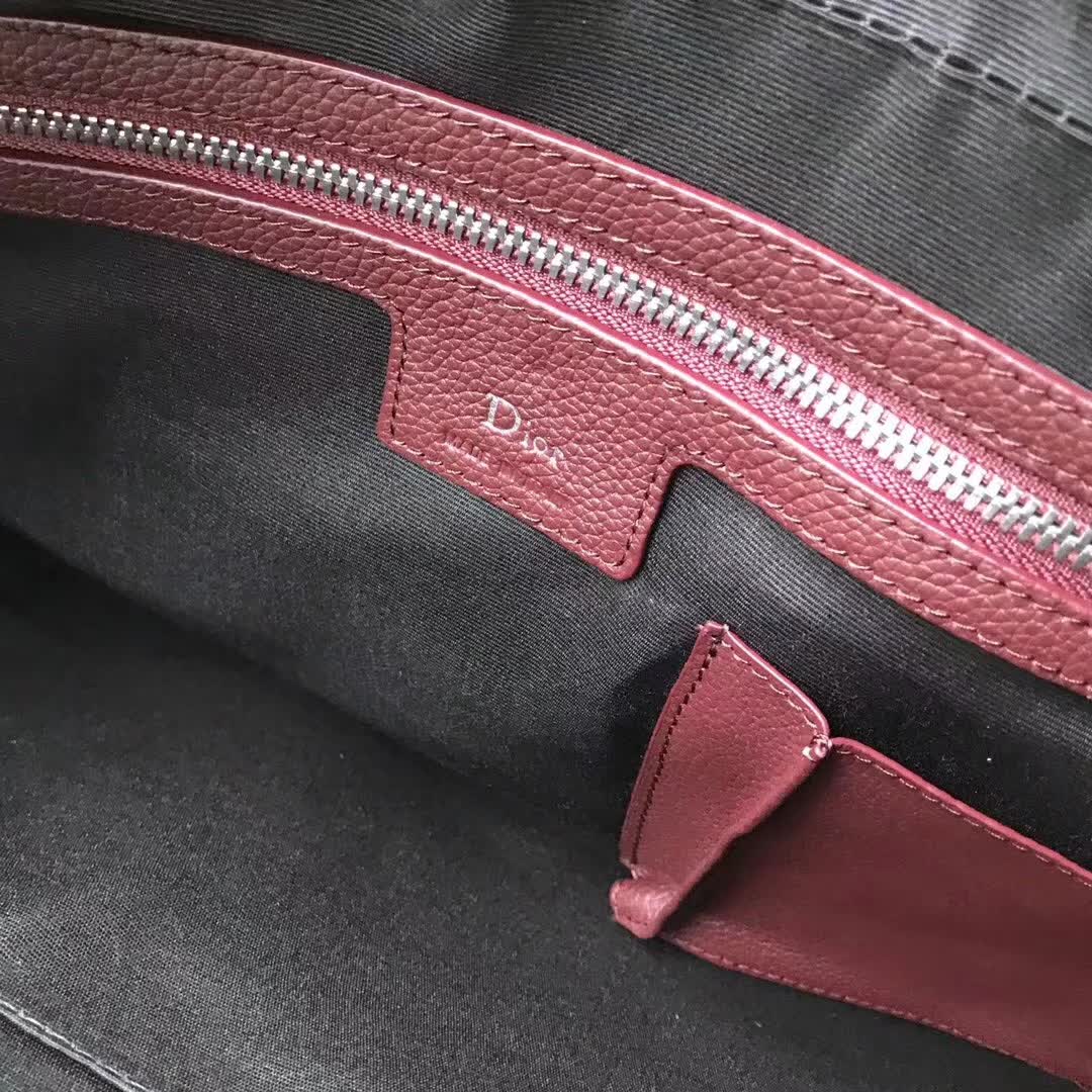 【原版皮】迪奥/Dior 男士公文包，选用粒面纹小牛皮裁制而成，采用传统工艺，是现代男士携带各类日常数据与文件的尚佳选择