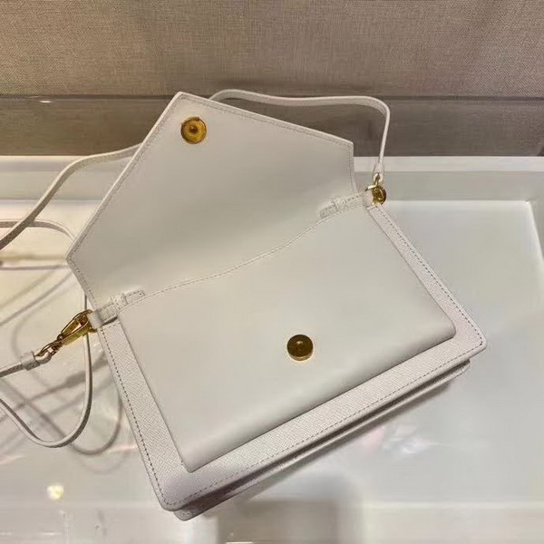 【原版皮】普拉达/Prada 肩背包，诠释精致的极简主义设计格调，一枚金属徽标点缀其上，昭示品牌身份，可拆卸可调式皮革肩带，又可当手包，内配可拆卸镜子，款号： 1BP020