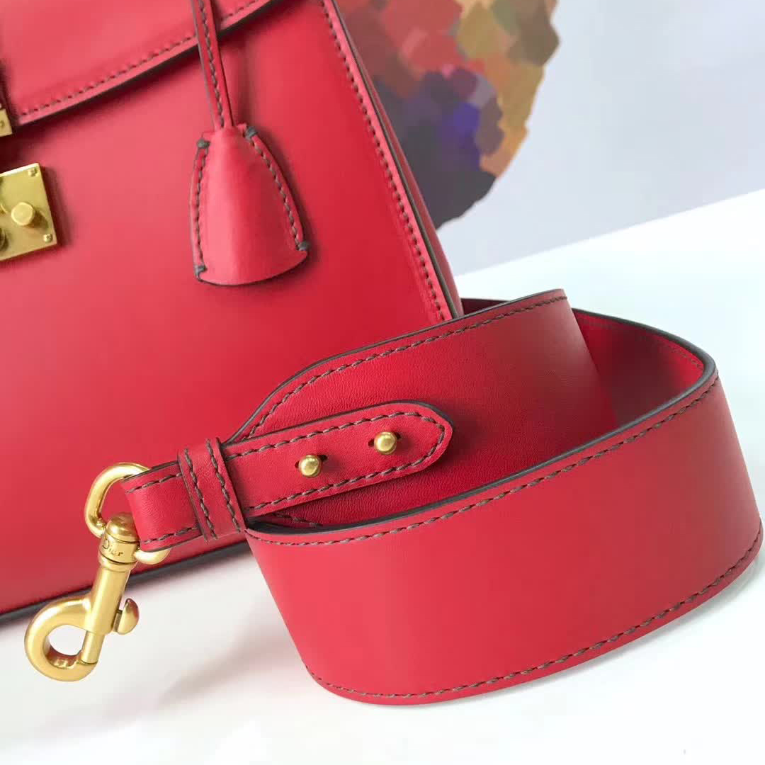 【原版皮】迪奥/Dior 手提包，选用平纹小牛皮裁制而成，饰以品牌标识字母锁扣，低调奢华，简约时尚