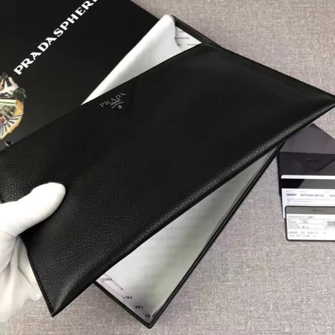 【原版皮】普拉达/Prada 男士手包，选用十字纹小牛皮裁制而成，正面点缀品牌三角散字徽标，款号：2NG05V