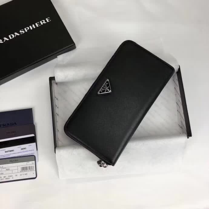 【原版皮】普拉达/Prada 拉链钱夹，选用十字纹小牛皮裁制而成，正面点缀三角唛徽标，经典之作，简单时尚，款号：1ML506