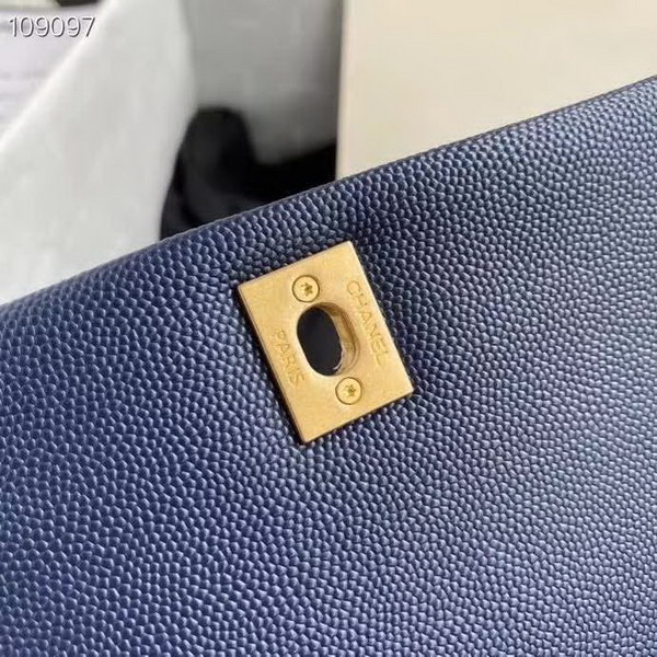 【原版皮】香奈儿/Chanel 新款口盖包，选用牛皮颗粒经过特殊工艺抛光，皮面略微亮闪闪，增加了耐磨度同时又超质感，经典的菱格纹设计，双C纽扣设计，19的皮穿金属粗链条，款号：AS1895