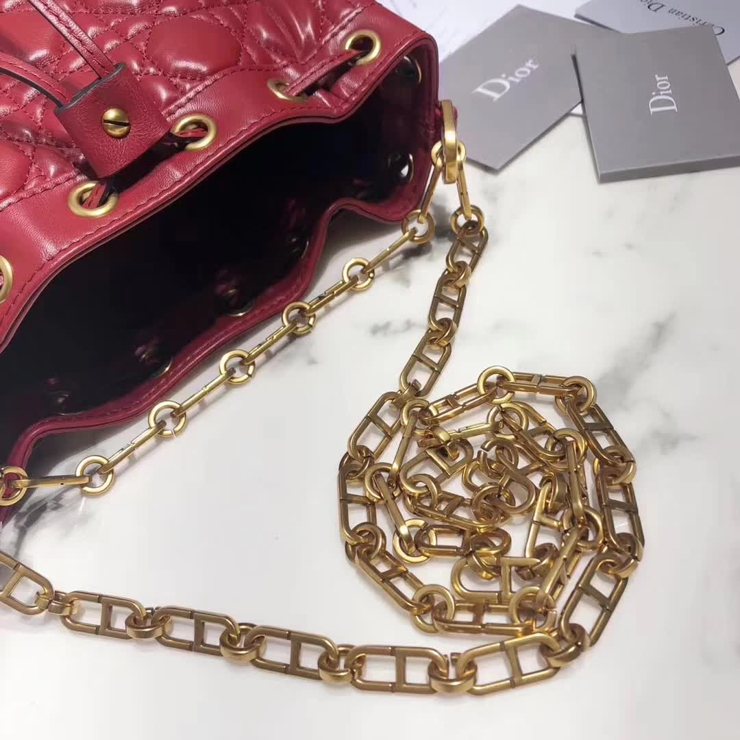 【原版皮】迪奥/Dior 水桶包，选用柔软羊皮裁制而成，全新包型，火遍时尚圈的复古潮流感，款号：M1693