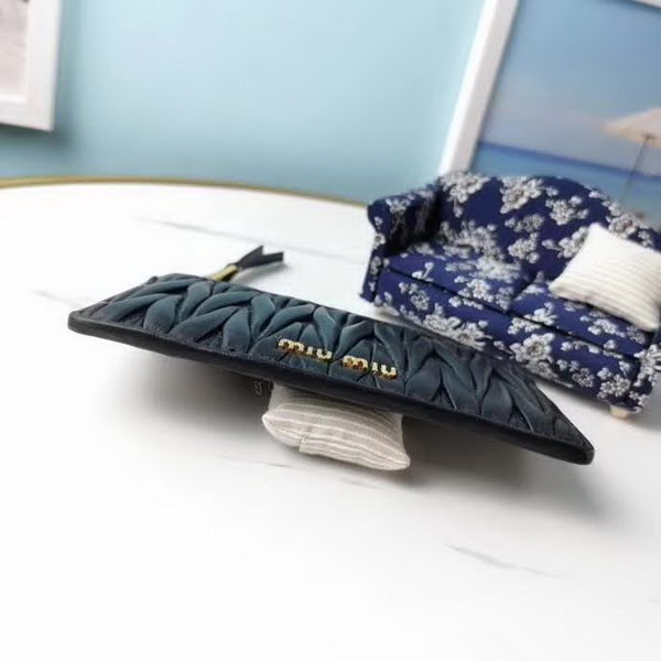 【原版皮】缪缪/Miu Miu 拉链钱夹，采用小羊皮材质精心裁制而成，Matelasse花纹图案，内里标识烫字，款号：5MB00