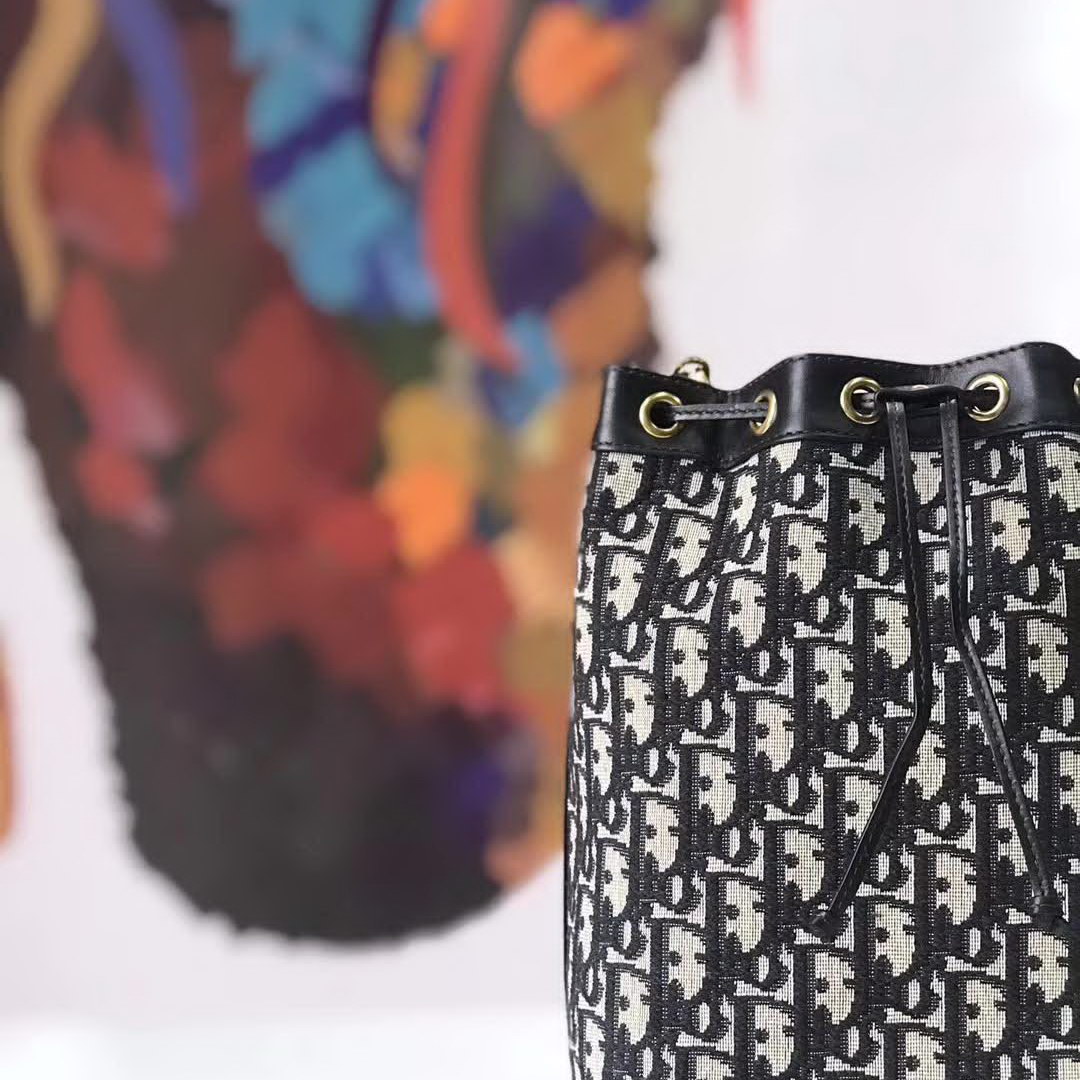 【原版皮】迪奥/Dior 水桶包，选用Oblique提花帆布搭配同色系牛皮皮革裁制而成，简约时尚，看起来帅气又低调