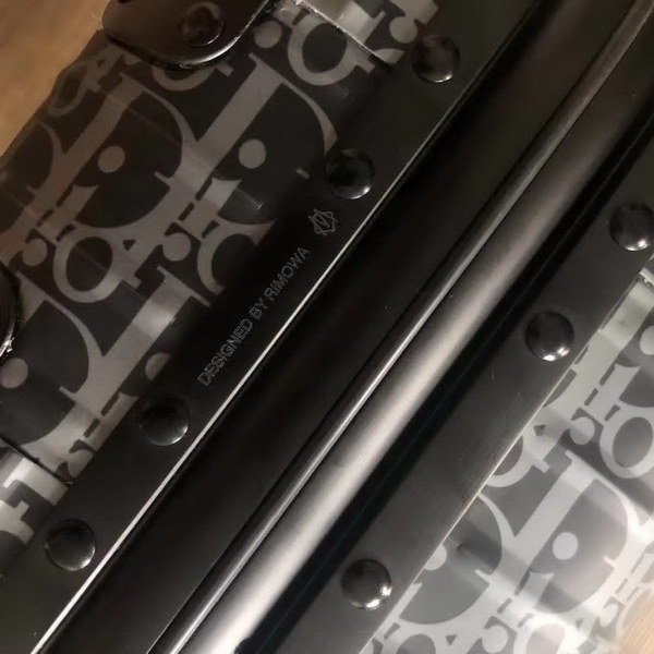 迪奥Dior X 日默瓦/RiMoWa 独家定制款化妆箱，汇集艺术,时尚与设计，领先时装周发售，体现精湛的手工匠艺和专业技术