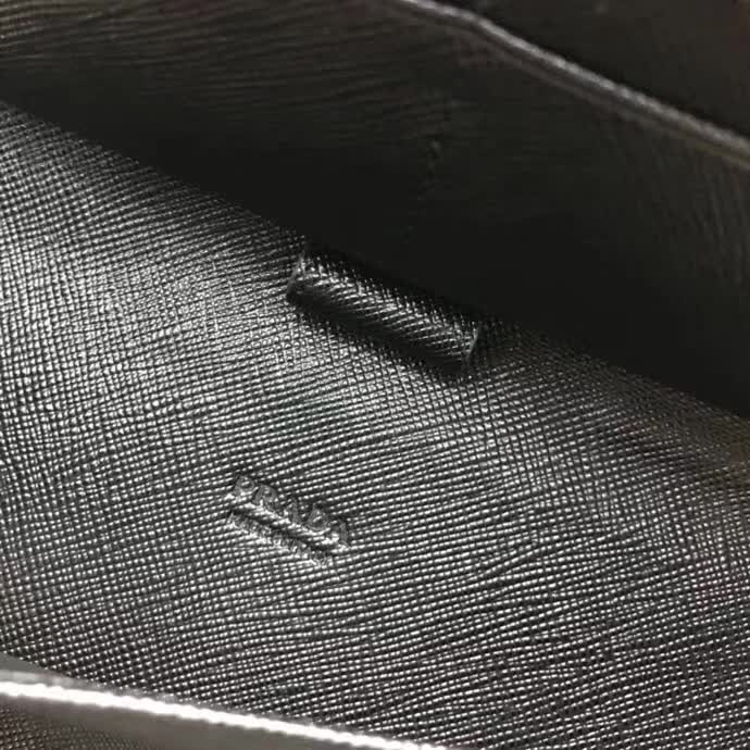 【原版皮】普拉达/Prada 拉链钱夹，选用十字纹小牛皮镶嵌彩带鳄鱼纹裁制而成，经典之作，简单时尚，款号：2ML188