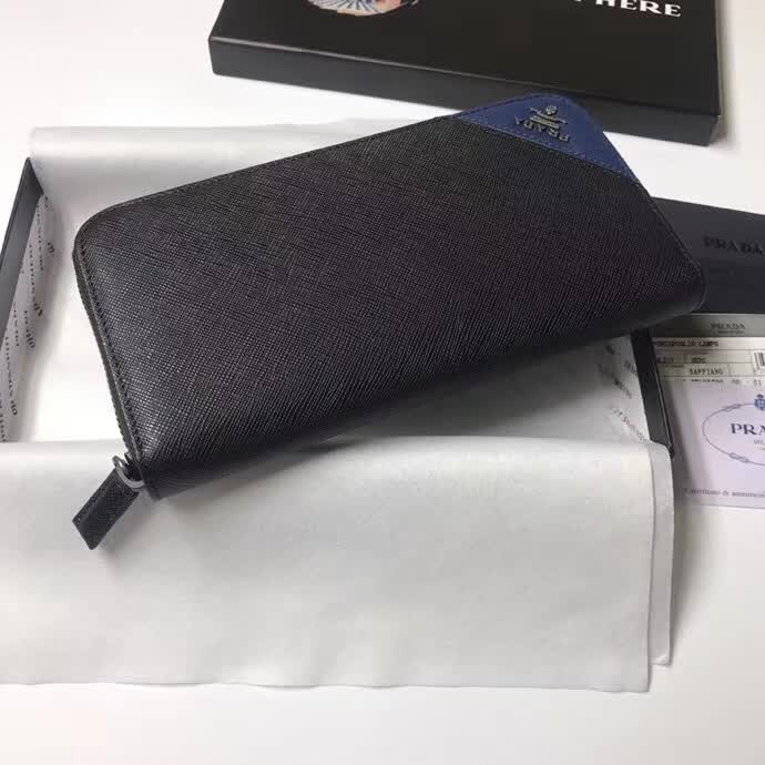 【原版皮】普拉达/Prada 拉链钱夹，选用十字纹小牛皮裁制而成，边角点缀三角散字徽标，经典之作，简单时尚，款号：2ML317