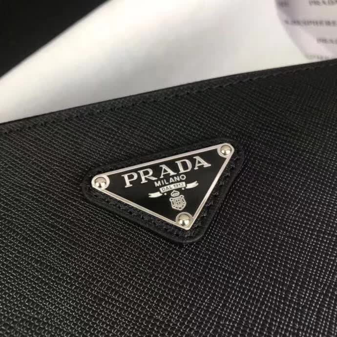 【原版皮】普拉达/Prada 男士手包，选用十字纹小牛皮裁制而成，正面点缀品牌三角徽标，款号：2NG005