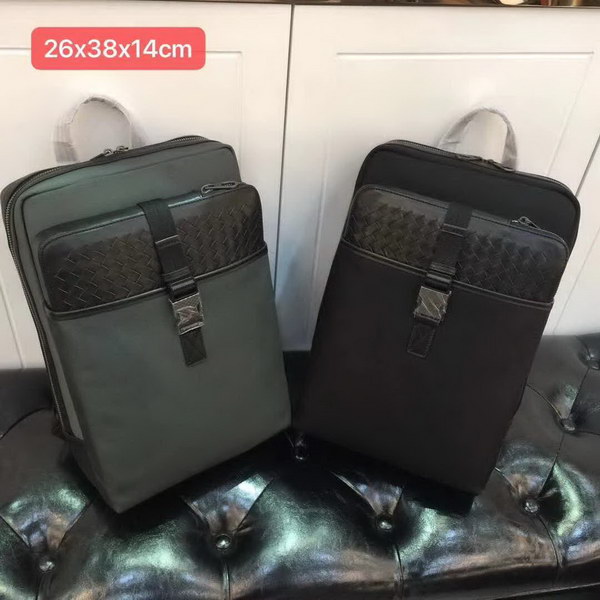 【原版皮】宝缇嘉/BV 男士双肩包,运用Meridian工艺制作,色彩绚丽,高度实用的同时又不失时尚风采,标志性刻花金属夹扣闭合,柔软加衬,有效保护高科技设备,款号:80187708