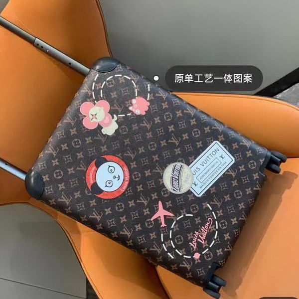 路易威登/LV Horizon 50拉杆箱，以个性创意革传奇经典，为标志性Monogram帆布点缀旅行贴饰，皮革边角保护和超大外置拉杆丰富智慧细节，打造优雅且实用的旅行伴侣