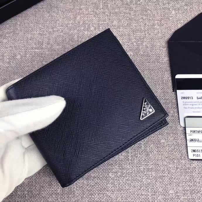 【原版皮】普拉达/Prada 短款钱夹，选用十字纹小牛皮裁制而成，边角点缀三角唛，经典之作，简单时尚，款号：2M0513