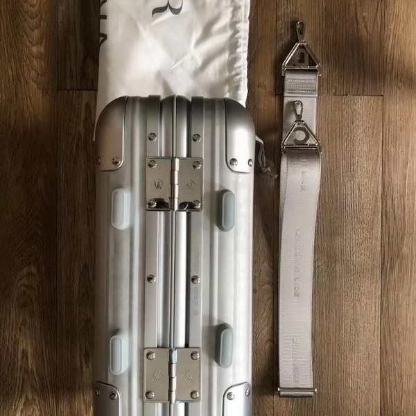 迪奥Dior X 日默瓦/RiMoWa 独家定制款化妆箱，汇集艺术,时尚与设计，领先时装周发售，体现精湛的手工匠艺和专业技术