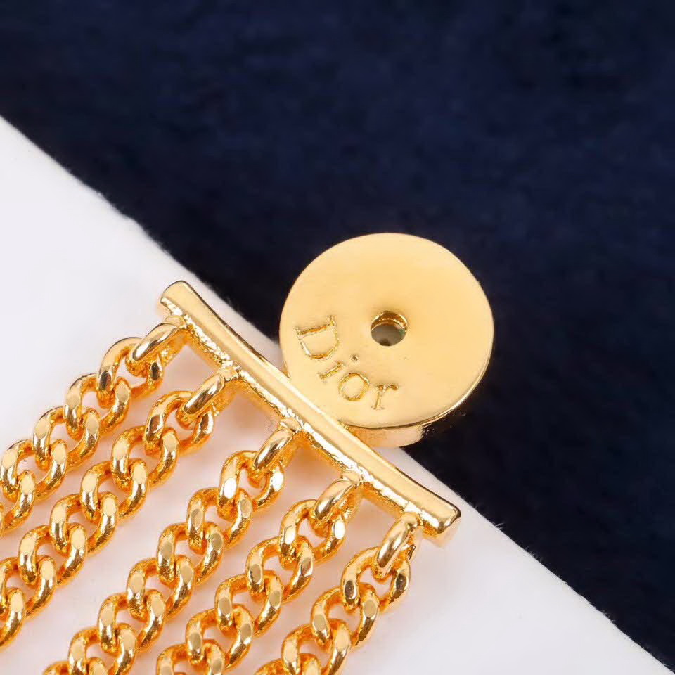 20秋季最新专柜款-Dior新款CD流苏耳环，一定要买，不仅实物好看到爆，上耳佩戴效果更是绝佳，而且，一对三用的超强功能性，完全找不到任何say NO的理由