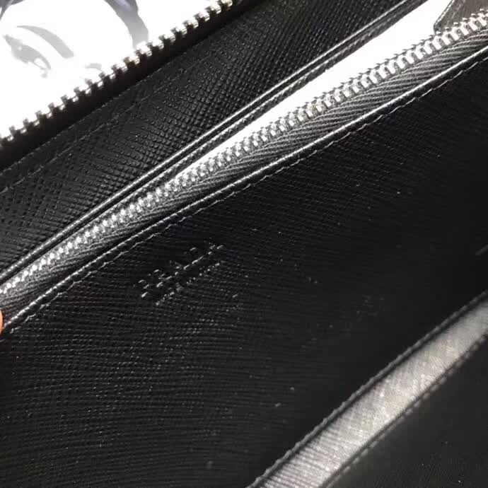 【原版皮】普拉达/Prada 拉链钱夹，选用十字纹小牛皮镶嵌彩带鳄鱼纹裁制而成，经典之作，简单时尚，款号：2ML317