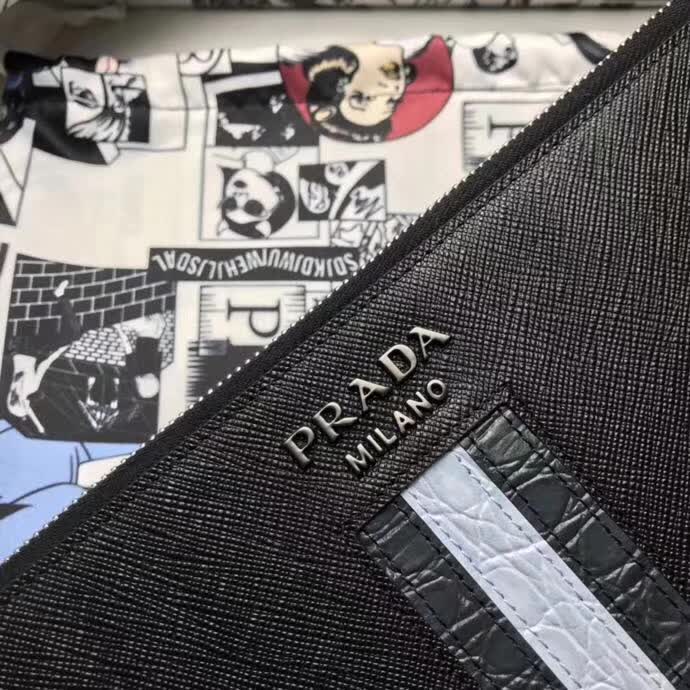 【原版皮】普拉达/Prada 男士手包，选用十字纹小牛皮镶嵌彩带鳄鱼纹裁制而成，经典之作，简单时尚，款号：2NG005