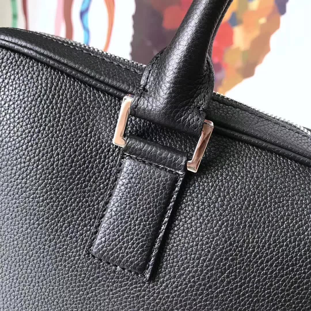 【原版皮】迪奥/Dior 男士公文包，选用粒面纹小牛皮裁制而成，采用传统工艺，是现代男士携带各类日常数据与文件的尚佳选择