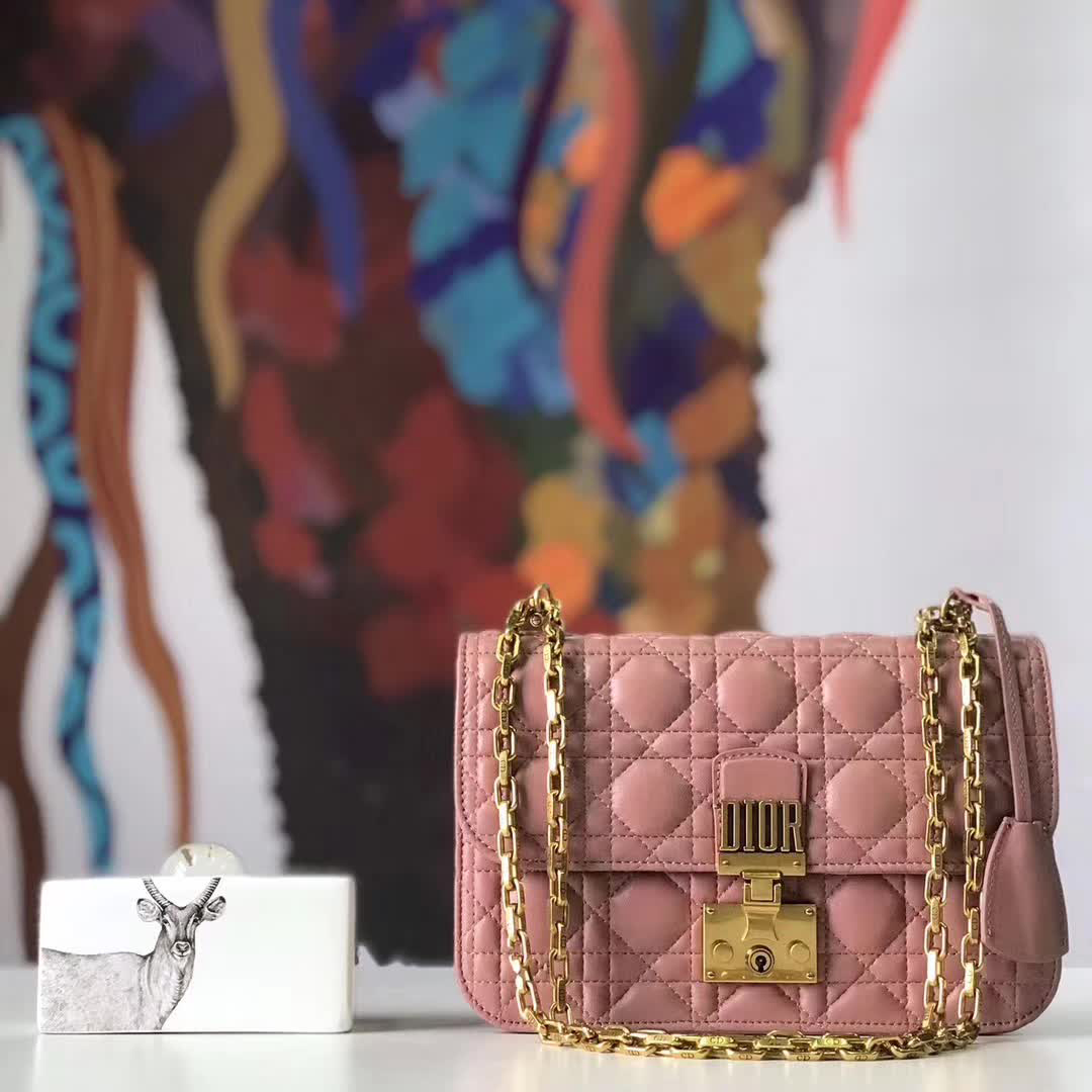 【原版皮】迪奥/Dior 链条包，选用小羊皮绗缝藤格纹，饰以精致又摩登复古品牌标识锁扣，很有年代感，搭配链条肩带，真是perfect