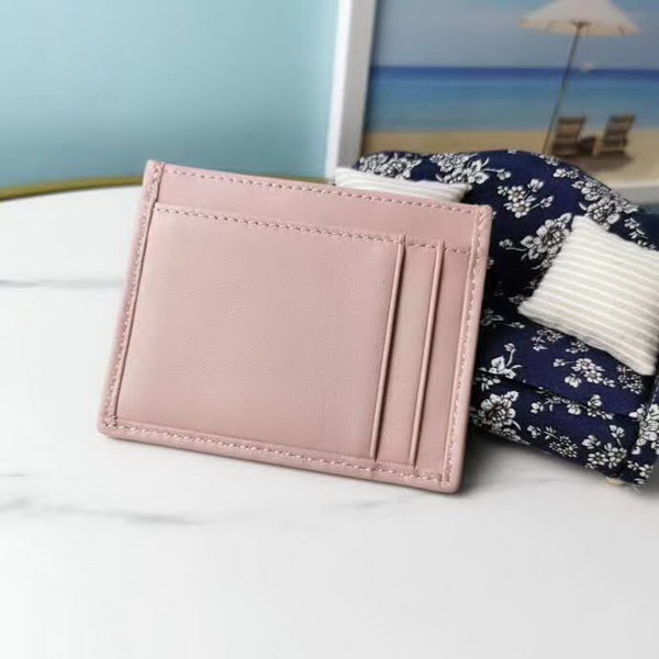 【原版皮】缪缪/Miu Miu 卡夹，采用小羊皮材质精心裁制而成，Matelasse花纹图案，内里标识烫字，Moire和皮革衬里，款号：5MC076