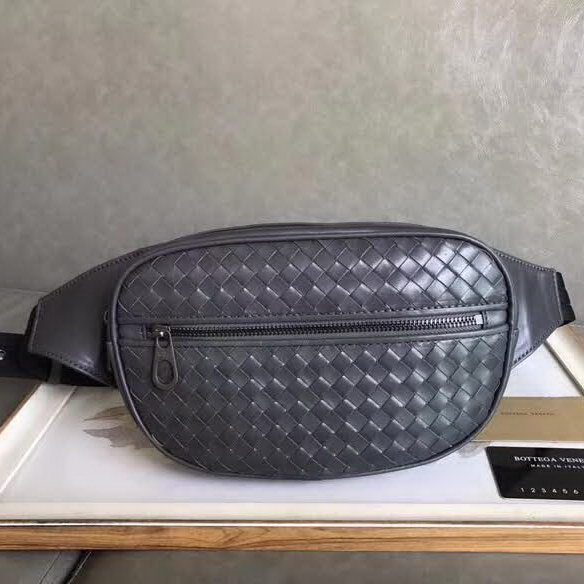 【原版皮】葆蝶家/Bottega Veneta 胸包，经典爆款，选用高光胎牛皮裁制而成，搭配哑锖色五金，所有材料都精挑细选