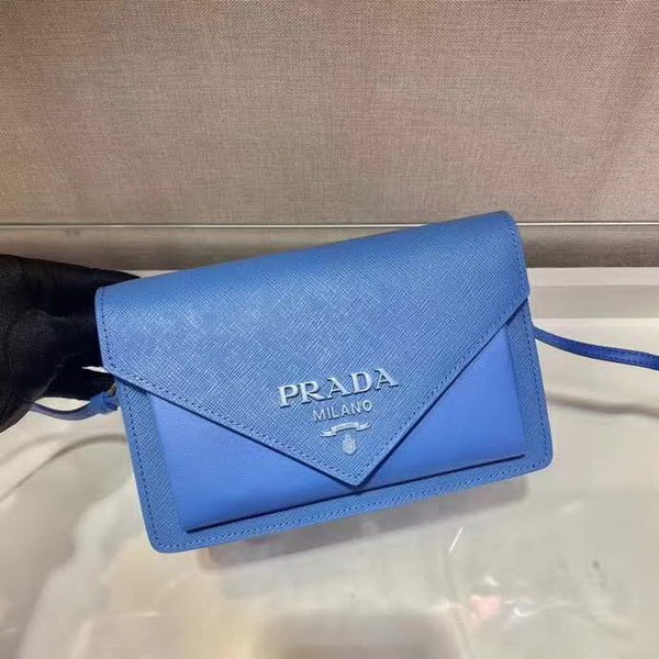 【原版皮】普拉达/Prada 肩背包，诠释精致的极简主义设计格调，一枚金属徽标点缀其上，昭示品牌身份，可拆卸可调式皮革肩带，又可当手包，内配可拆卸镜子，款号： 1BP020